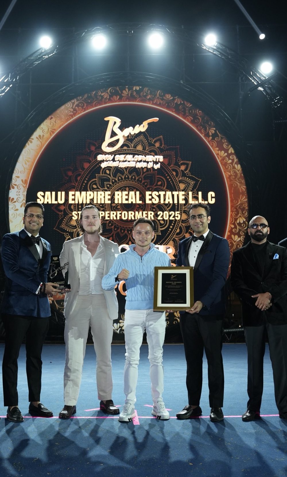 Lucas Roessler on stage receiving the Star Performer 2025 award for Salu Empire Real Estate at the BNW Developments Broker Awards